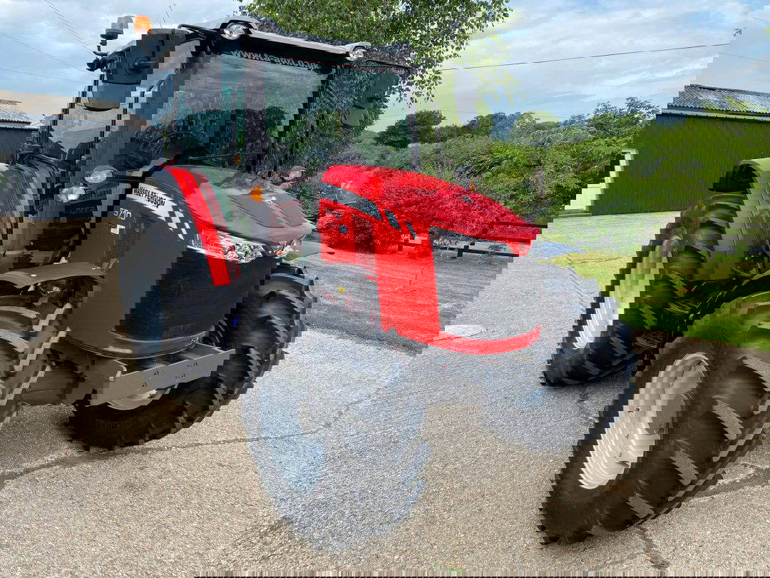 Massey Ferguson 5710