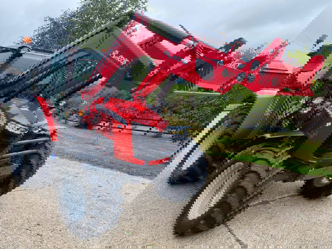 Massey Ferguson 5711M & Loader